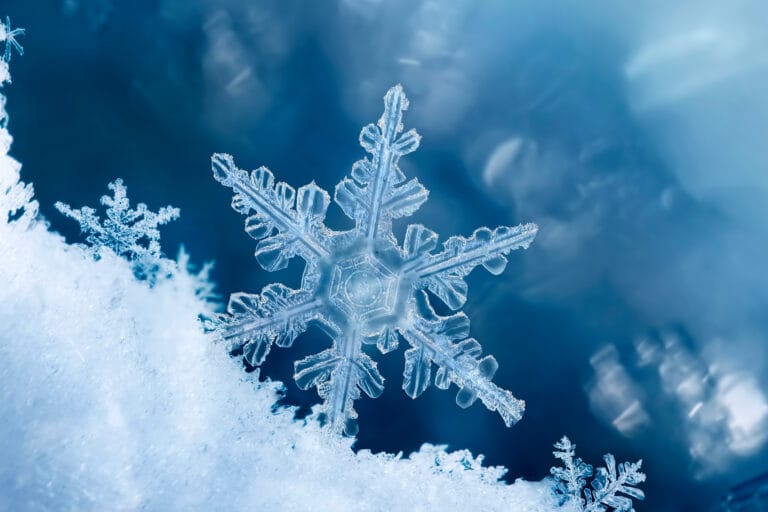 Eiskristall im Schnee. Wasser ist nicht gleich Wasser. Auf die Struktur kommt es an.