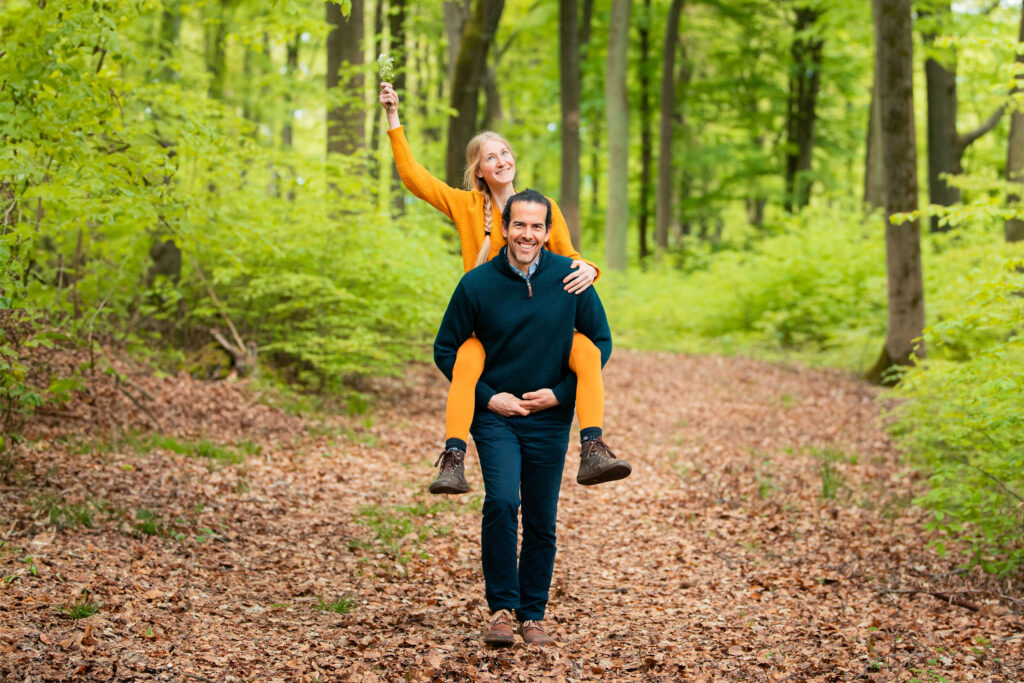 Firmengründer Eva Leutelt und Laurent Glaesener im Wald im Mai