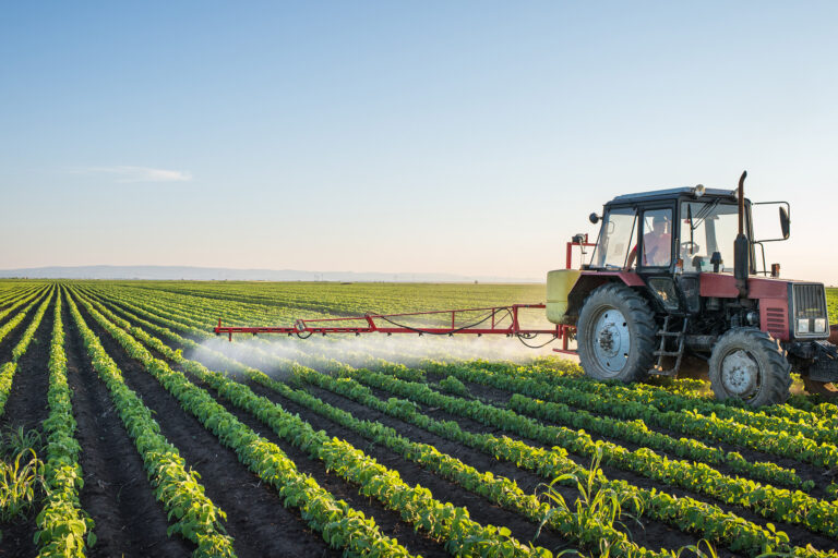 Ein Landwirt bringt Pestizide aus