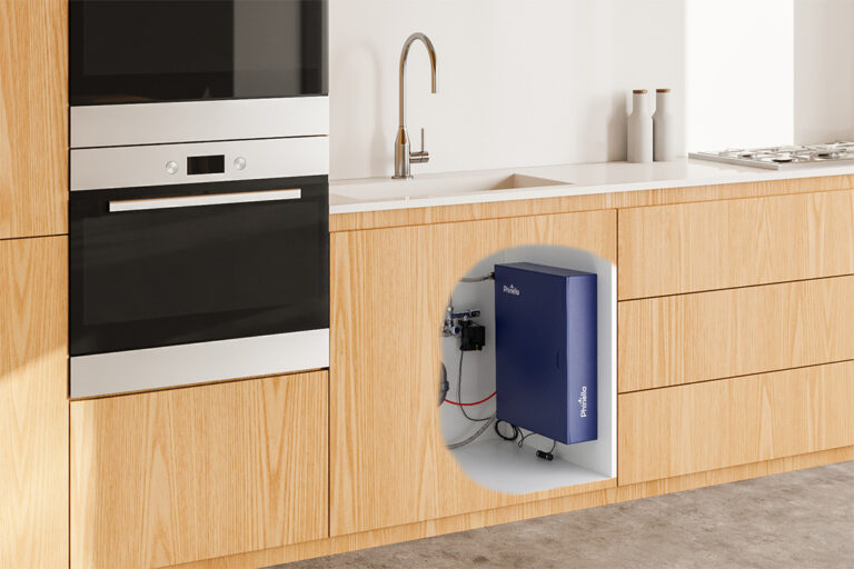 Phinella Basic hängend in einer Küche installiert, gecropped